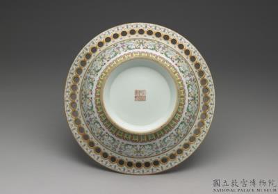 图片[3]-Plate with geometrical decoration in fencai polychrome enamels, Qing dynasty, Qianlong reign, 1736-1795-China Archive